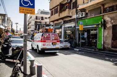Tel Aviv, İsrail - 4 Nisan 2022 Ambulans Coronavirus salgını sırasında Tel Aviv sokaklarından geçerek İsrail 'i vurdu