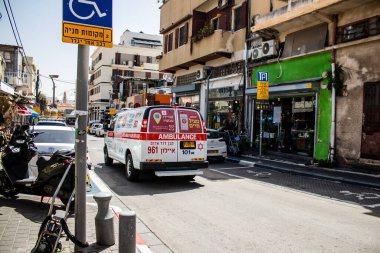 Tel Aviv, İsrail - 4 Nisan 2022 Ambulans Coronavirus salgını sırasında Tel Aviv sokaklarından geçerek İsrail 'i vurdu