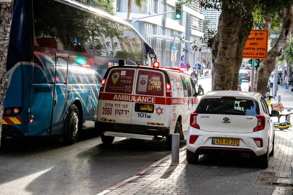 Tel Aviv, İsrail - 4 Nisan 2022 Ambulans Coronavirus salgını sırasında Tel Aviv sokaklarından geçerek İsrail 'i vurdu