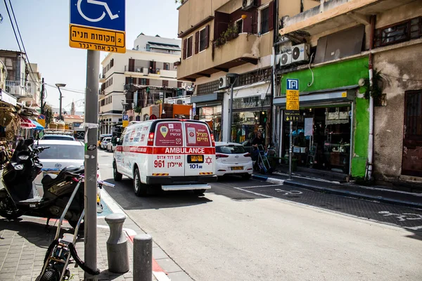 Tel Aviv, İsrail - 4 Nisan 2022 Ambulans Coronavirus salgını sırasında Tel Aviv sokaklarından geçerek İsrail 'i vurdu