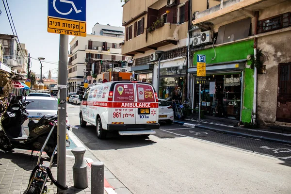 Tel Aviv, İsrail - 4 Nisan 2022 Ambulans Coronavirus salgını sırasında Tel Aviv sokaklarından geçerek İsrail 'i vurdu