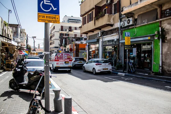 Tel Aviv, İsrail - 4 Nisan 2022 Ambulans Coronavirus salgını sırasında Tel Aviv sokaklarından geçerek İsrail 'i vurdu