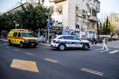 Tel Aviv, İsrail - 4 Nisan 2022 Coronavirus salgını sırasında Tel Aviv sokaklarında dolaşan polis arabası İsrail 'i vurdu.