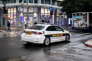 Tel Aviv, İsrail - 4 Nisan 2022 Coronavirus salgını sırasında Tel Aviv sokaklarında dolaşan polis arabası İsrail 'i vurdu.