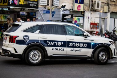 Tel Aviv, İsrail - 4 Nisan 2022 Coronavirus salgını sırasında Tel Aviv sokaklarında dolaşan polis arabası İsrail 'i vurdu.