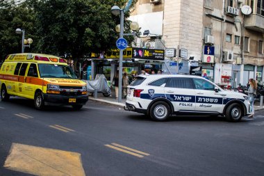 Tel Aviv, İsrail - 4 Nisan 2022 Coronavirus salgını sırasında Tel Aviv sokaklarında dolaşan polis arabası İsrail 'i vurdu.