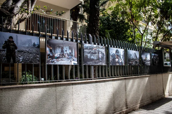Tel Aviv, İsrail - 5 Nisan 2022 Ukrayna 'daki savaşın Tel Aviv' deki Çekoslovakya Büyükelçiliği 'nin dış cephesinde savaş fotoğrafçıları Lenka Klicperova ve David Neff