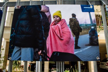 Tel Aviv, İsrail - 5 Nisan 2022 Ukrayna 'daki savaşın Tel Aviv' deki Çekoslovakya Büyükelçiliği 'nin dış cephesinde savaş fotoğrafçıları Lenka Klicperova ve David Neff