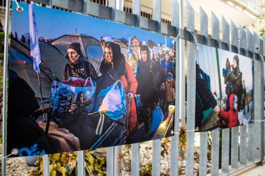 Tel Aviv, İsrail - 5 Nisan 2022 Ukrayna 'daki savaşın Tel Aviv' deki Çekoslovakya Büyükelçiliği 'nin dış cephesinde savaş fotoğrafçıları Lenka Klicperova ve David Neff