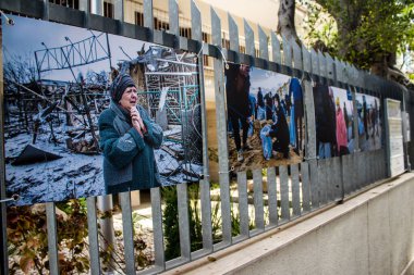 Tel Aviv, İsrail - 5 Nisan 2022 Ukrayna 'daki savaşın Tel Aviv' deki Çekoslovakya Büyükelçiliği 'nin dış cephesinde savaş fotoğrafçıları Lenka Klicperova ve David Neff