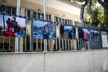 Tel Aviv, İsrail - 5 Nisan 2022 Ukrayna 'daki savaşın Tel Aviv' deki Çekoslovakya Büyükelçiliği 'nin dış cephesinde savaş fotoğrafçıları Lenka Klicperova ve David Neff