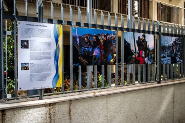 Tel Aviv, İsrail - 5 Nisan 2022 Ukrayna 'daki savaşın Tel Aviv' deki Çekoslovakya Büyükelçiliği 'nin dış cephesinde savaş fotoğrafçıları Lenka Klicperova ve David Neff