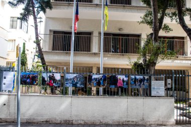 Tel Aviv, İsrail - 5 Nisan 2022 Ukrayna 'daki savaşın Tel Aviv' deki Çekoslovakya Büyükelçiliği 'nin dış cephesinde savaş fotoğrafçıları Lenka Klicperova ve David Neff