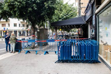 Tel Aviv, İsrail - 08 Nisan 2022 Dizengoff Caddesi 'ndeki Ilka Bar, Filistin' deki terör saldırısının yaşandığı yer.