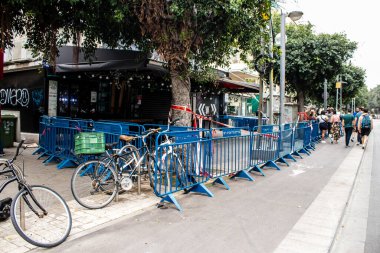 Tel Aviv, İsrail - 08 Nisan 2022 Dizengoff Caddesi 'ndeki Ilka Bar, Filistin' deki terör saldırısının yaşandığı yer.
