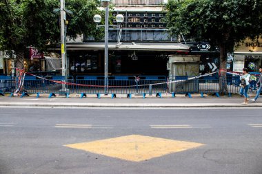 Tel Aviv, İsrail - 08 Nisan 2022 Dizengoff Caddesi 'ndeki Ilka Bar, Filistin' deki terör saldırısının yaşandığı yer.