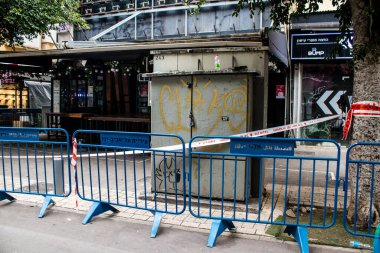 Tel Aviv, İsrail - 08 Nisan 2022 Dizengoff Caddesi 'ndeki Ilka Bar, Filistin' deki terör saldırısının yaşandığı yer.