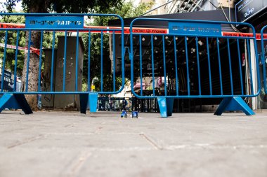 Tel Aviv, İsrail - 08 Nisan 2022 Dizengoff Caddesi 'ndeki Ilka Bar, Filistin' deki terör saldırısının yaşandığı yer.