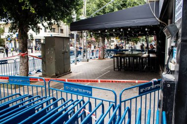 Tel Aviv, İsrail - 08 Nisan 2022 Dizengoff Caddesi 'ndeki Ilka Bar, Filistin' deki terör saldırısının yaşandığı yer.
