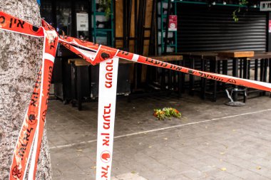 Tel Aviv, İsrail - 08 Nisan 2022 Dizengoff Caddesi 'ndeki Ilka Bar, Filistin' deki terör saldırısının yaşandığı yer.