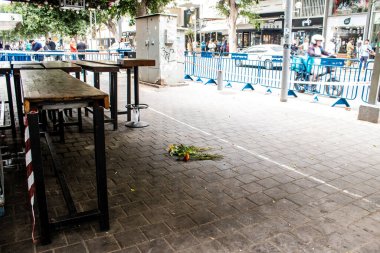 Tel Aviv, İsrail - 08 Nisan 2022 Dizengoff Caddesi 'ndeki Ilka Bar, Filistin' deki terör saldırısının yaşandığı yer.