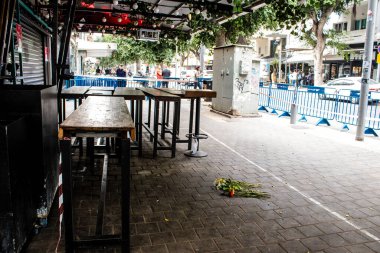 Tel Aviv, İsrail - 08 Nisan 2022 Dizengoff Caddesi 'ndeki Ilka Bar, Filistin' deki terör saldırısının yaşandığı yer.