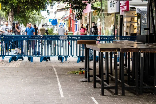 Tel Aviv, İsrail - 08 Nisan 2022 Dizengoff Caddesi 'ndeki Ilka Bar, Filistin' deki terör saldırısının yaşandığı yer.