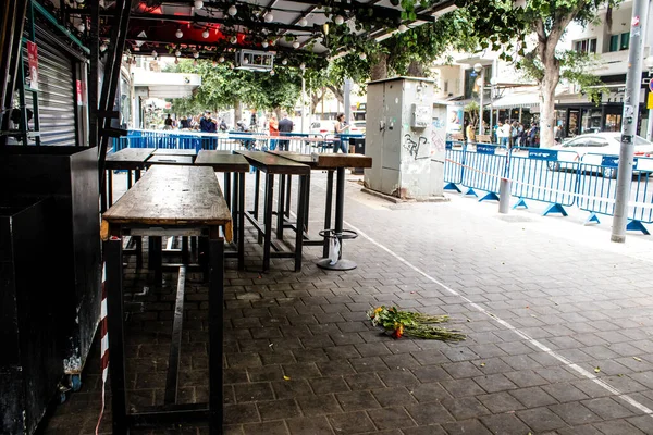 Tel Aviv, İsrail - 08 Nisan 2022 Dizengoff Caddesi 'ndeki Ilka Bar, Filistin' deki terör saldırısının yaşandığı yer.