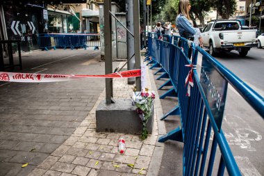 Tel Aviv, İsrail - 08 Nisan 2022 Dizengoff Caddesi 'ndeki Ilka Bar, Filistin' deki terör saldırısının yaşandığı yer.