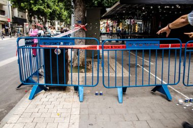 Tel Aviv, İsrail - 08 Nisan 2022 Dizengoff Caddesi 'ndeki Ilka Bar, Filistin' deki terör saldırısının yaşandığı yer.