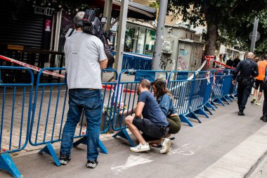 Tel Aviv, İsrail - 8 Nisan 2022 Dizengoff Caddesi 'ndeki Ilka Bar' a düzenlenen terörist saldırının ardından insanlar saldırının gerçekleştiği yere mum ve çiçek bırakmak için geliyorlar.