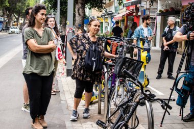 Tel Aviv, İsrail - 8 Nisan 2022 Dizengoff Caddesi 'ndeki Ilka Bar' a düzenlenen terörist saldırının ardından insanlar saldırının gerçekleştiği yere mum ve çiçek bırakmak için geliyorlar.