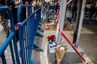 Tel Aviv, İsrail - 8 Nisan 2022 Dizengoff Caddesi 'ndeki Ilka Bar' a düzenlenen terörist saldırının ardından insanlar saldırının gerçekleştiği yere mum ve çiçek bırakmak için geliyorlar.