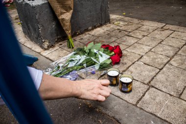 Tel Aviv, İsrail - 8 Nisan 2022 Dizengoff Caddesi 'ndeki Ilka Bar' a düzenlenen terörist saldırının ardından insanlar saldırının gerçekleştiği yere mum ve çiçek bırakmak için geliyorlar.