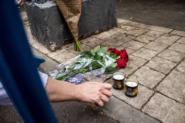 Tel Aviv, İsrail - 8 Nisan 2022 Dizengoff Caddesi 'ndeki Ilka Bar' a düzenlenen terörist saldırının ardından insanlar saldırının gerçekleştiği yere mum ve çiçek bırakmak için geliyorlar.