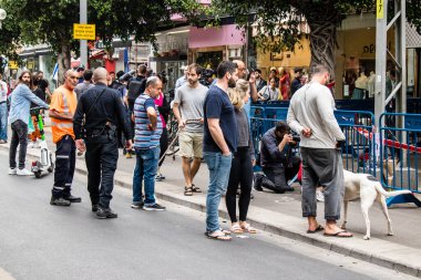 Tel Aviv, İsrail - 8 Nisan 2022 Dizengoff Caddesi 'ndeki Ilka Bar' a düzenlenen terörist saldırının ardından insanlar saldırının gerçekleştiği yere mum ve çiçek bırakmak için geliyorlar.
