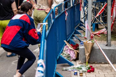 Tel Aviv, İsrail - 8 Nisan 2022 Dizengoff Caddesi 'ndeki Ilka Bar' a düzenlenen terörist saldırının ardından insanlar saldırının gerçekleştiği yere mum ve çiçek bırakmak için geliyorlar.