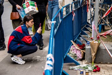 Tel Aviv, İsrail - 8 Nisan 2022 Dizengoff Caddesi 'ndeki Ilka Bar' a düzenlenen terörist saldırının ardından insanlar saldırının gerçekleştiği yere mum ve çiçek bırakmak için geliyorlar.