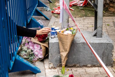 Tel Aviv, İsrail - 8 Nisan 2022 Dizengoff Caddesi 'ndeki Ilka Bar' a düzenlenen terörist saldırının ardından insanlar saldırının gerçekleştiği yere mum ve çiçek bırakmak için geliyorlar.