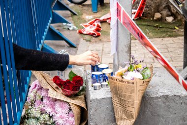 Tel Aviv, İsrail - 8 Nisan 2022 Dizengoff Caddesi 'ndeki Ilka Bar' a düzenlenen terörist saldırının ardından insanlar saldırının gerçekleştiği yere mum ve çiçek bırakmak için geliyorlar.