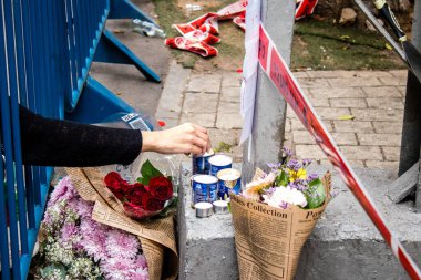 Tel Aviv, İsrail - 8 Nisan 2022 Dizengoff Caddesi 'ndeki Ilka Bar' a düzenlenen terörist saldırının ardından insanlar saldırının gerçekleştiği yere mum ve çiçek bırakmak için geliyorlar.