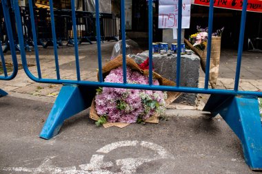 Tel Aviv, İsrail - 8 Nisan 2022 Dizengoff Caddesi 'ndeki Ilka Bar' a düzenlenen terörist saldırının ardından insanlar saldırının gerçekleştiği yere mum ve çiçek bırakmak için geliyorlar.
