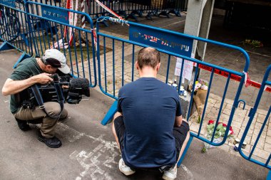 Tel Aviv, İsrail - 8 Nisan 2022 Dizengoff Caddesi 'ndeki Ilka Bar' a düzenlenen terörist saldırının ardından insanlar saldırının gerçekleştiği yere mum ve çiçek bırakmak için geliyorlar.