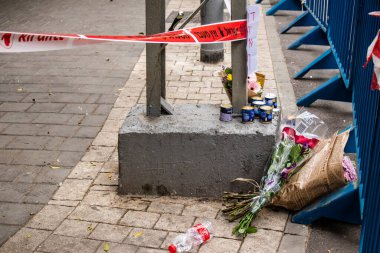 Tel Aviv, İsrail - 8 Nisan 2022 Dizengoff Caddesi 'ndeki Ilka Bar' a düzenlenen terörist saldırının ardından insanlar saldırının gerçekleştiği yere mum ve çiçek bırakmak için geliyorlar.