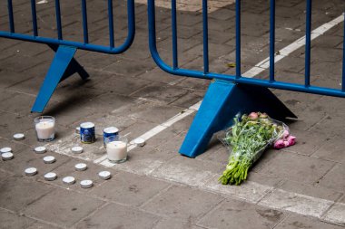 Tel Aviv, İsrail - 8 Nisan 2022 Dizengoff Caddesi 'ndeki Ilka Bar' a düzenlenen terörist saldırının ardından insanlar saldırının gerçekleştiği yere mum ve çiçek bırakmak için geliyorlar.