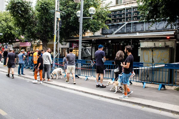 Tel Aviv, İsrail - 8 Nisan 2022 Dizengoff Caddesi 'ndeki Ilka Bar' a düzenlenen terörist saldırının ardından insanlar saldırının gerçekleştiği yere mum ve çiçek bırakmak için geliyorlar.