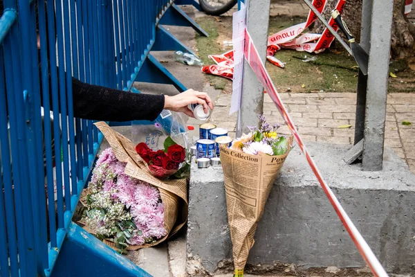 Tel Aviv, İsrail - 8 Nisan 2022 Dizengoff Caddesi 'ndeki Ilka Bar' a düzenlenen terörist saldırının ardından insanlar saldırının gerçekleştiği yere mum ve çiçek bırakmak için geliyorlar.