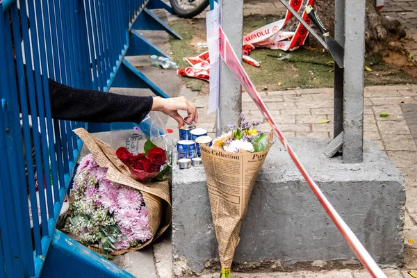 Tel Aviv, İsrail - 8 Nisan 2022 Dizengoff Caddesi 'ndeki Ilka Bar' a düzenlenen terörist saldırının ardından insanlar saldırının gerçekleştiği yere mum ve çiçek bırakmak için geliyorlar.