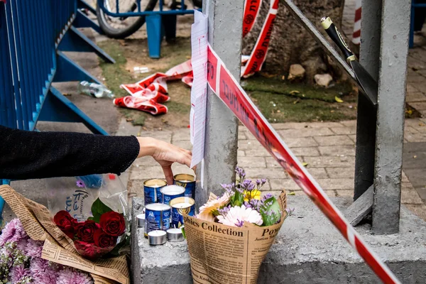 Tel Aviv, İsrail - 8 Nisan 2022 Dizengoff Caddesi 'ndeki Ilka Bar' a düzenlenen terörist saldırının ardından insanlar saldırının gerçekleştiği yere mum ve çiçek bırakmak için geliyorlar.