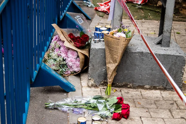 Tel Aviv, İsrail - 8 Nisan 2022 Dizengoff Caddesi 'ndeki Ilka Bar' a düzenlenen terörist saldırının ardından insanlar saldırının gerçekleştiği yere mum ve çiçek bırakmak için geliyorlar.